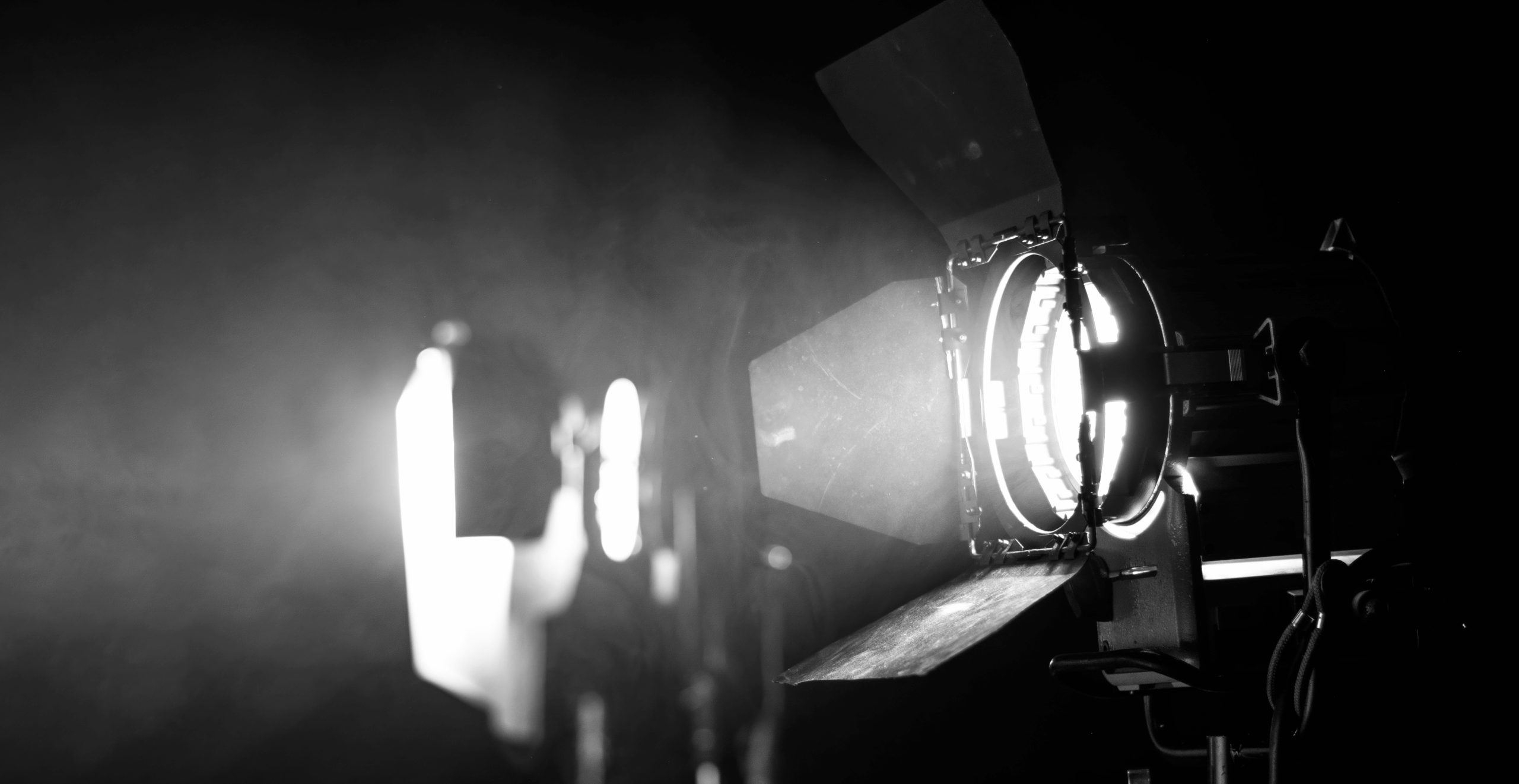 materiel-d-eclairage-professionnel-sur-le-plateau-de-tournage-avec-de-la-fumee-dans-l-air.jpeg